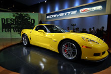 O novo Corvette Z06 atraiu a multidão de fãs de carros esporte do show, e fãs de Corvette não faltam por aqui