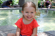 Cabelo suado nos jardins do Álamo em um dia de quase 40 graus