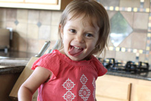 Começando a fazer caras e bocas pra fotos, em casa