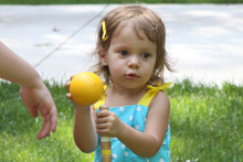 Parece até que sabe jogar. Em Michigan na casa do tio