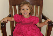 Mostrando o vestido que ganhou de uma tia, em Michigan