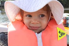 De colete salva-vidas, pronta pra passear de barco pela primeira vez