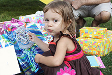 Brincando com a fita de um dos presentes na sua festa de 2 anos