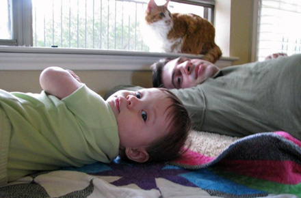 Julia, Gabe e Gato relaxando no final do dia.