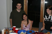 Eu e Gabe esperando Erika cortar o bolo, nham nham