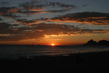 Pôr-do-sol na praia de Piratininga, em Niterói, pedra da Gávea ao fundo
