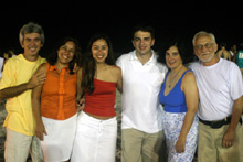 Papai, mamãe, eu, Gabe, Roberta (sogra) e John (sogro) na noite do dia 31, na praia. Feliz Ano Novo!