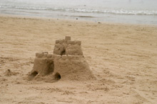 Castelo de areia em dia cinzento em Geribá, Búzios