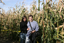 Eu e Gabe no labirinto - reparem que o milho estava bem alto, diferente do labirinto que fomos ano passado