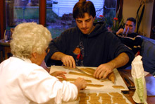 Gabe e tia Betty eram os cortadores oficiais, haja força para esticar esta massa!