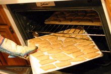 Duas formas eram sempre alternadas no forno, para não queimar os biscoitos
