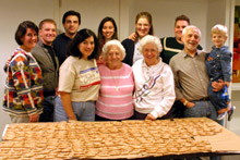 A família reunida e o produto final: algumas centenas de cookies