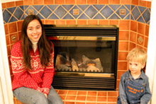 Eu e meu sobrinho, Hazen, curtindo o calorzinho da lareira