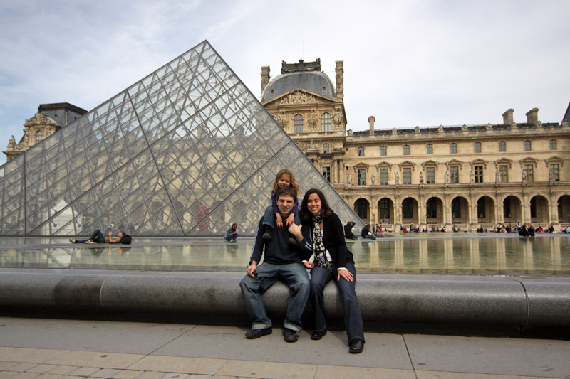 Nós no Louvre, em Paris
