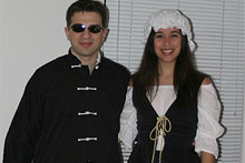 Eu vestida de camponesa medieval e o Gabe com sua tradicional fantasia de lutador de kung-fu.