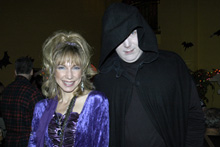 Os donos da casa, ela fantasiada de anos 80 e ele de Imperador do filme Guerra nas Estrelas.