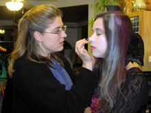 Minha cunhada Joyce e a minha sogra ajudaram na maquiagem. Meu cabelo ainda está duro por causa desses sprays coloridos!