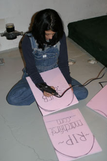 Amy fazendo as incrições em baixo relevo nas lápides