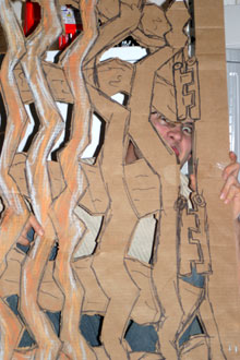 Brad desenhou e recortou o portão