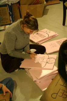 Erika desenhando as lápides