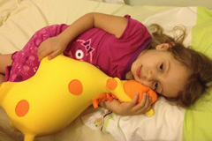 Julia com a sua girafa moderninha