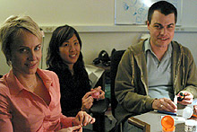 Cathelijne, Jenny e Bryan trabalhando nos bonequinhos, numa sala fechada, com tudo devidamente escondido da homenageada.