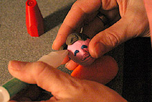 Cathelijne teve que colar os pedacinhos de massinha que secaram e caíram de alguns bonequinhos de um dia para o outro.