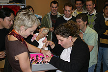 Angela recebendo o seu presente durante a festa.