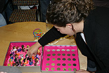 E tentando reconhecer cada um dos bonequinhos.