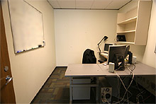 O meu escritório branquelo sem graça - o buraco que fizemos na parede tirando um painel de cortiça que estava literalmente colado na parede foi devidamente editado no Photoshop porque eu não tirei uma foto do jeito que estava antes.