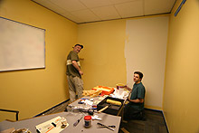 Robert e Gabe arrumaram o buraco e pintaram tudo super rápido. Sábado que vem a gente vai pintar o escritório do Robert.