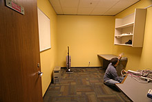 Hoje a gente foi lá para limpar a bagunça e colocar os móveis no lugar pra eu poder trabalhar amanhã.