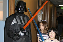 Meu colega Mike fantasiado de Darth Vader e seu filho de Anakin.