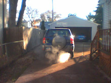 Tirando o carro da garagem e deixando o motor esquentar um pouquinho...