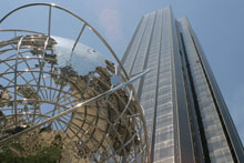 Saindo da estação do metrô, em frente ao Central Park. Foto by Gabe.