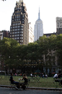 Bryant Park, um prédio que não sei o nome e o Empire State em segundo plano