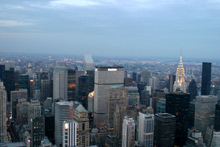 As luzes começam a se acender, Chrysler Building ao fundo