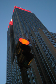 Saindo do Empire State iluminado