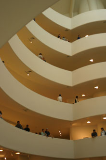 E a luz nos corredores e as pessoas na mureta também dão um toque especial