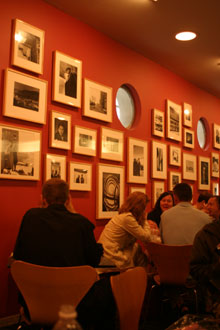 O Café é lindo, e na parede são as fotos da construção do museu