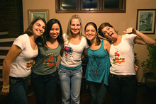 Mauri, namorada do meu primo Leandro, eu, Juli, minha prima que vai casar dia 14, Rafa, esposa do meu primo Otto, e Taís, namorada do meu irmão - todas de camisas da Que!