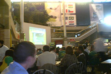 Jogo do Brasil contra o Japão no telão montado na praça de alimentação embaixo do prédio