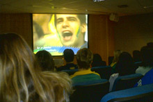Assistindo Brasil x Ghana no auditório da Microsoft