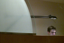 Gabe trabalhando no hotel