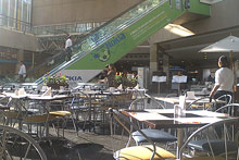 Almoçando na praça de alimentação embaixo do prédio