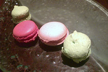 Macaroons, deliciosos, essa foto tirei pra Marcinha UK que sempre fala nos macaroons. Comi no Canvas, que é o restaurante dentro do Hilton