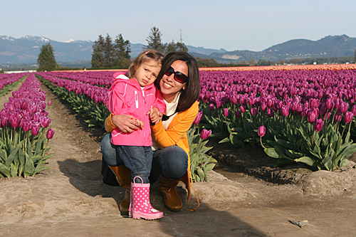 Eu e a Julia curtindo as tulipas em Skagit Valley
