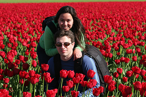 Eu e Gabe nos campos de tulipas em Skagit Valley, WA