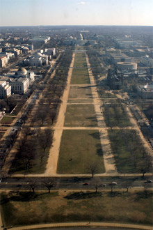 O gramado do The Mall, com o Capitol ao fundo ladeado pelos museus Smithsonian - esta área quase toda é um aterro.