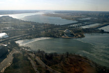 O templo romano é o Jefferson Memorial, emoldurado pelo rio Potomac já cheio de pedaços de gelo. Do outro lado do rio, Rosslyn e Arlington, Virginia.